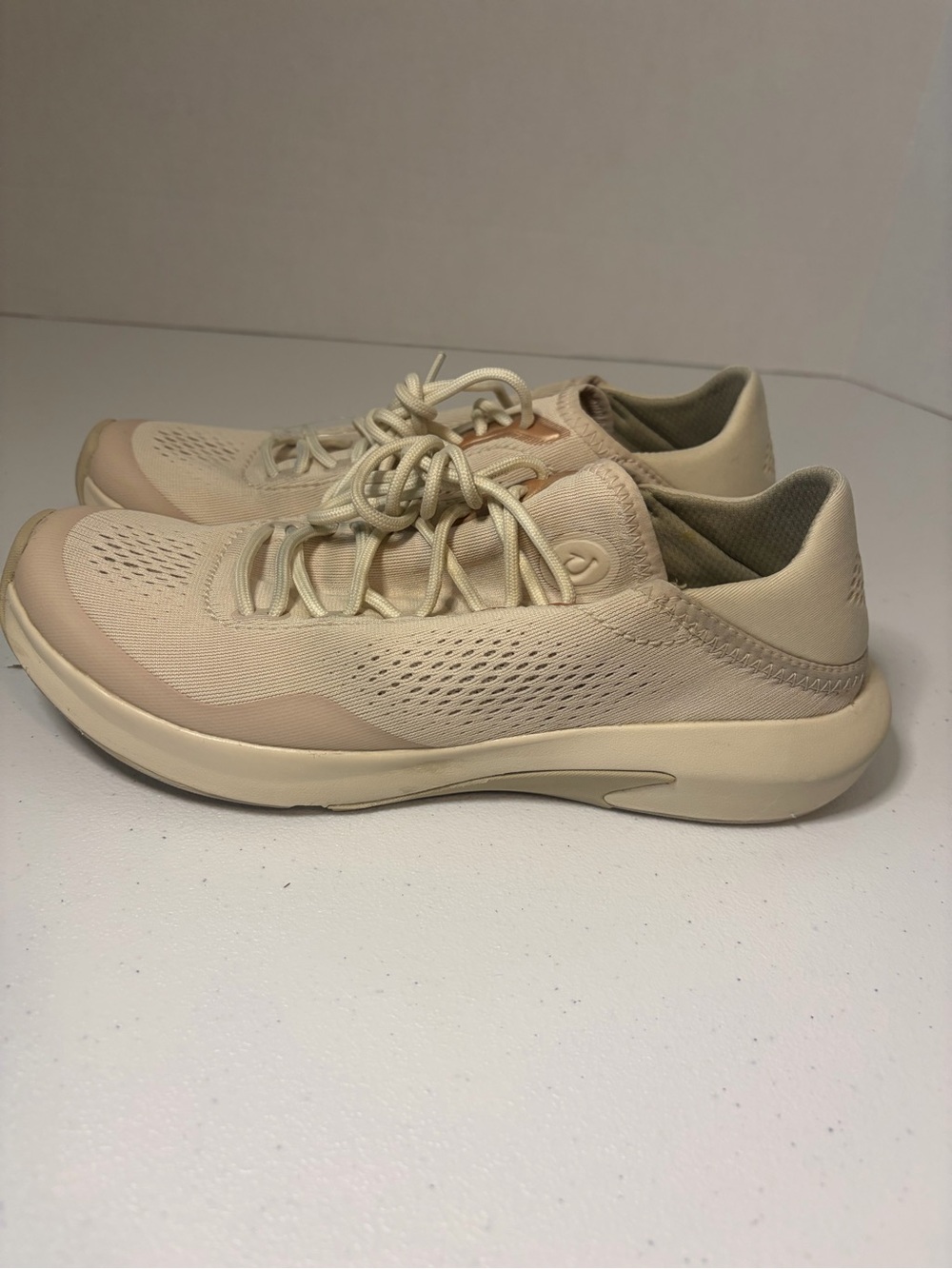 OluKai Kaholo Women's Beige Lightweight Athletic Shoes size 8.5